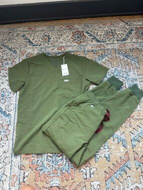 Men’s Figs Olive Green Scrub Top & Jogger Set